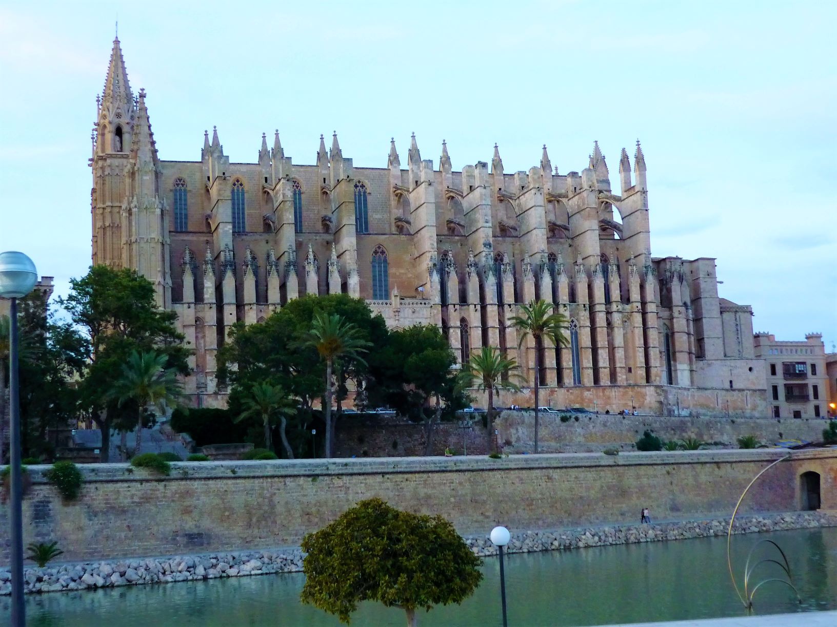 https://mdw-travel-data-us-east-1.s3.amazonaws.com/img/country/Spain/Palma-City-Hall/img_03.jpg