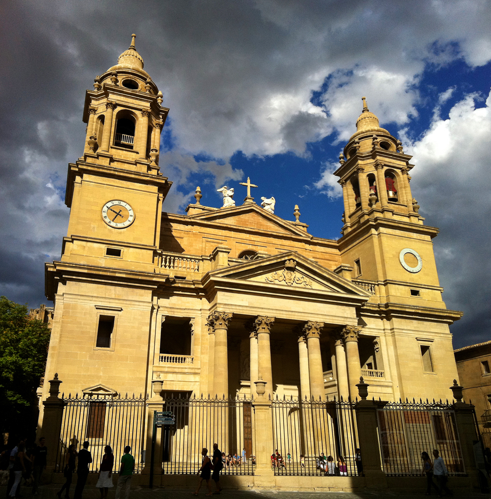 https://mdw-travel-data-us-east-1.s3.amazonaws.com/img/country/Spain/Pamplona-Cathedral/img_00.jpg