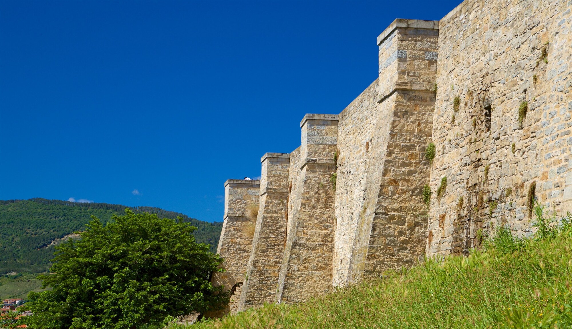 https://mdw-travel-data-us-east-1.s3.amazonaws.com/img/country/Spain/Pamplona-City-Walls/img_01.jpg