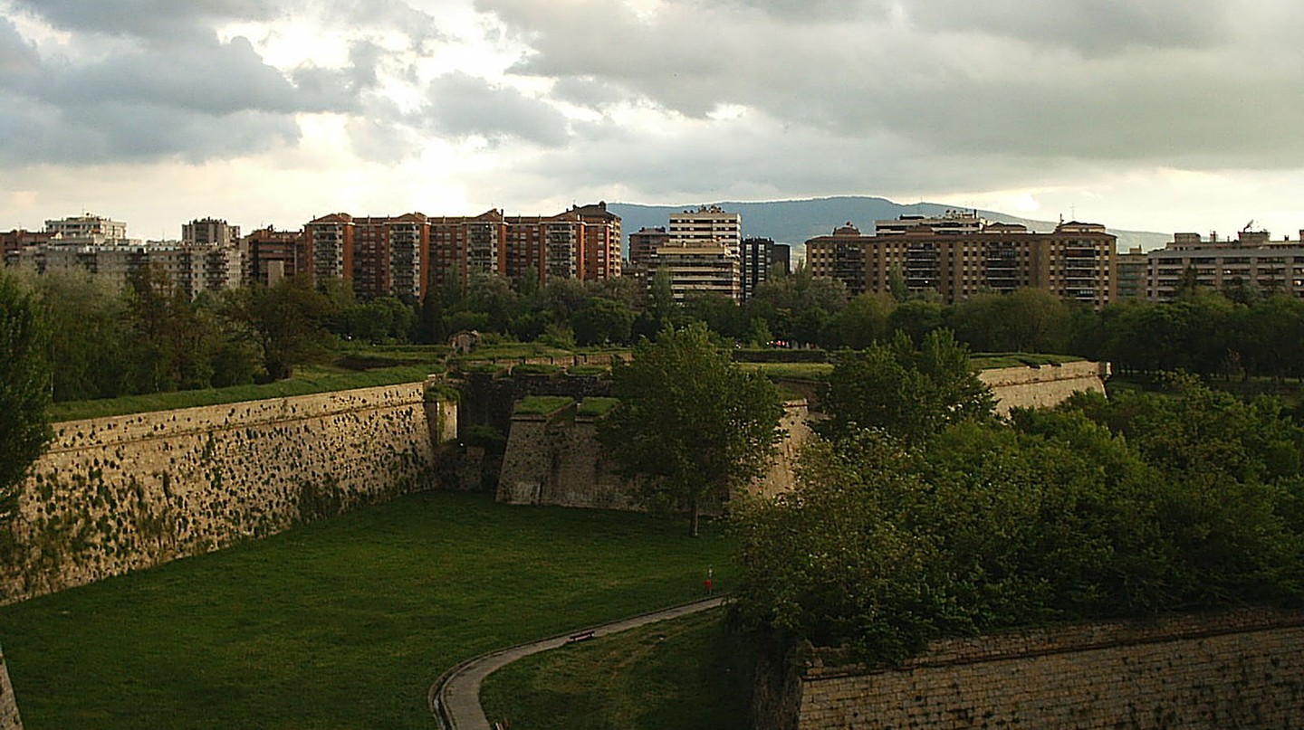 https://mdw-travel-data-us-east-1.s3.amazonaws.com/img/country/Spain/Pamplona-City-Walls/img_03.jpg