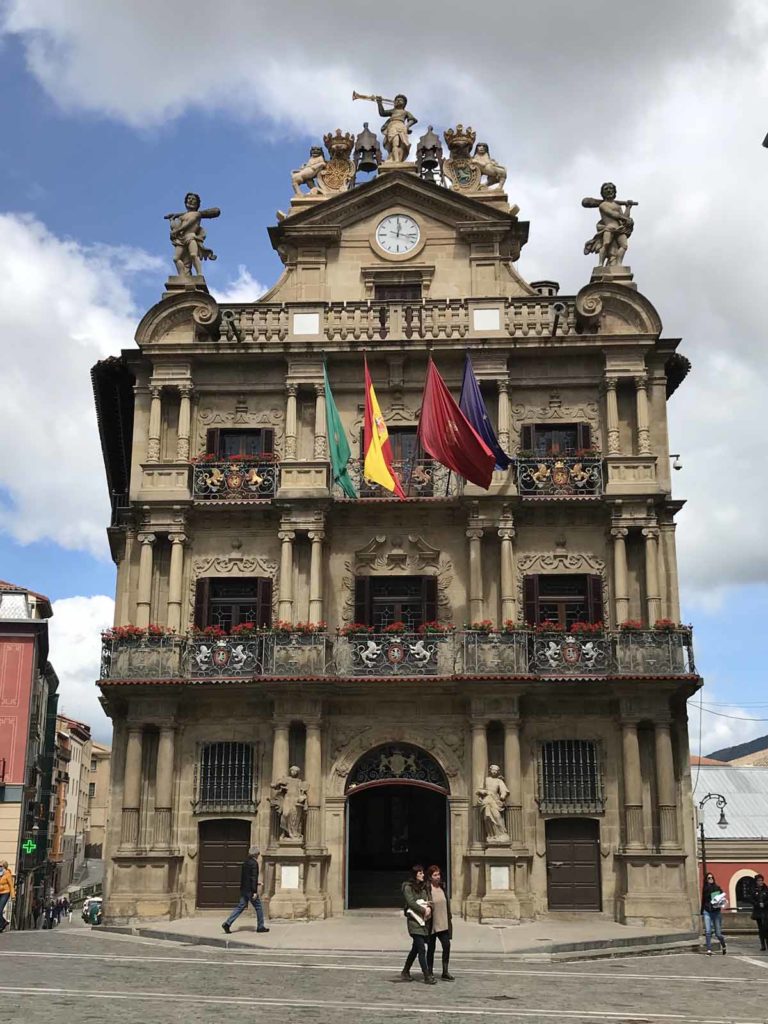 https://mdw-travel-data-us-east-1.s3.amazonaws.com/img/country/Spain/Pamplona-Town-Hall/img_03.jpg