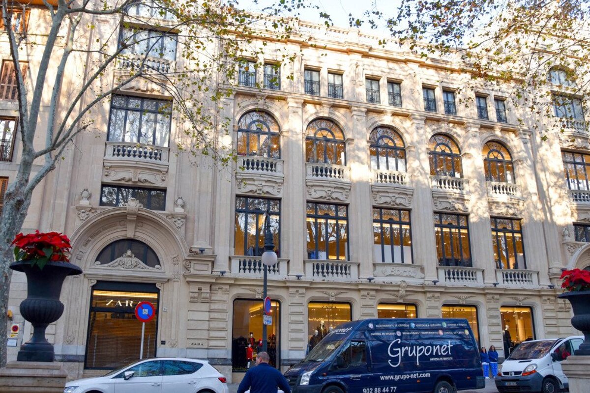 https://mdw-travel-data-us-east-1.s3.amazonaws.com/img/country/Spain/Passeig-des-Born/img_02.jpg