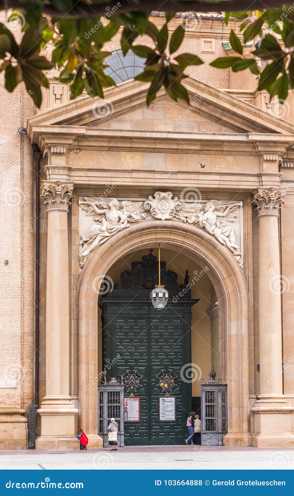 https://mdw-travel-data-us-east-1.s3.amazonaws.com/img/country/Spain/Pilar-Square/img_01.jpg