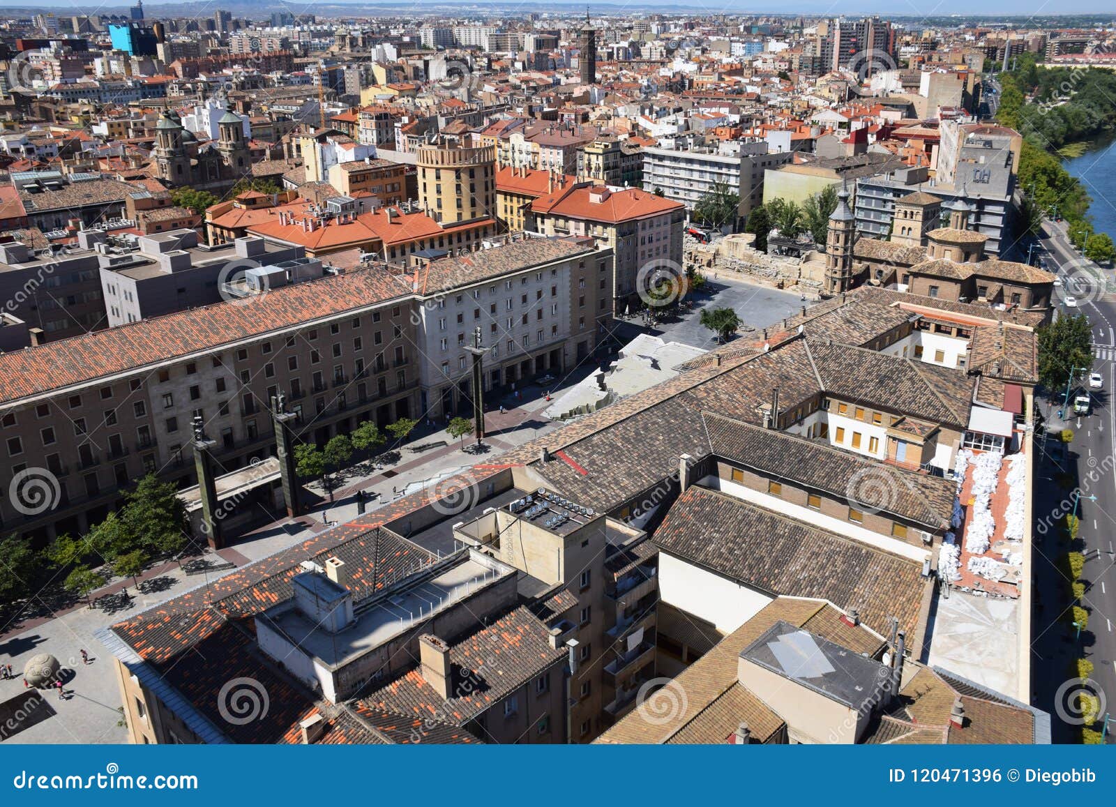 https://mdw-travel-data-us-east-1.s3.amazonaws.com/img/country/Spain/Pilar-Square/img_02.jpg