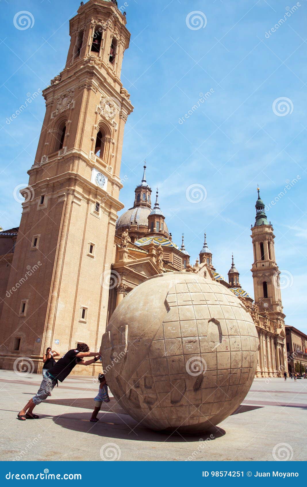 https://mdw-travel-data-us-east-1.s3.amazonaws.com/img/country/Spain/Pilar-Square/img_03.jpg