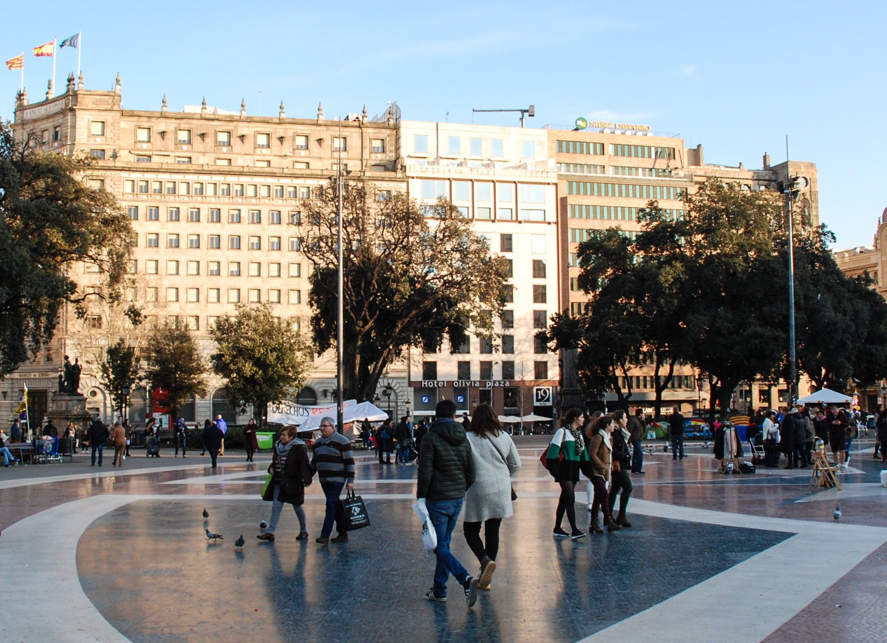 https://mdw-travel-data-us-east-1.s3.amazonaws.com/img/country/Spain/Placa-Catalunya/img_03.jpg
