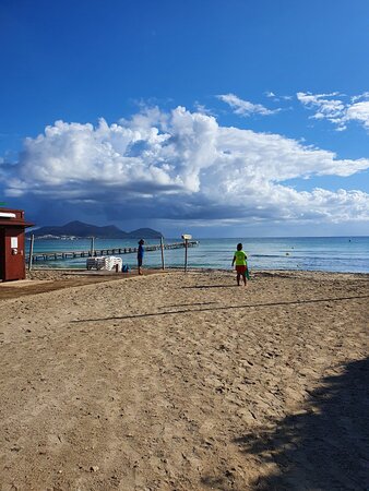 https://mdw-travel-data-us-east-1.s3.amazonaws.com/img/country/Spain/Playa-de-Muro-Beach/img_01.jpg