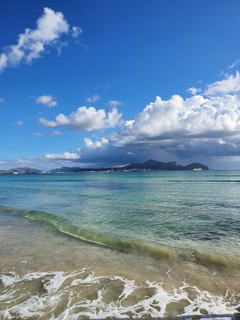 https://mdw-travel-data-us-east-1.s3.amazonaws.com/img/country/Spain/Playa-de-Muro-Beach/img_02.jpg