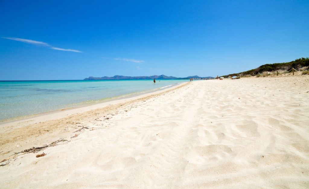 https://mdw-travel-data-us-east-1.s3.amazonaws.com/img/country/Spain/Playa-de-Muro-Beach/img_03.jpg