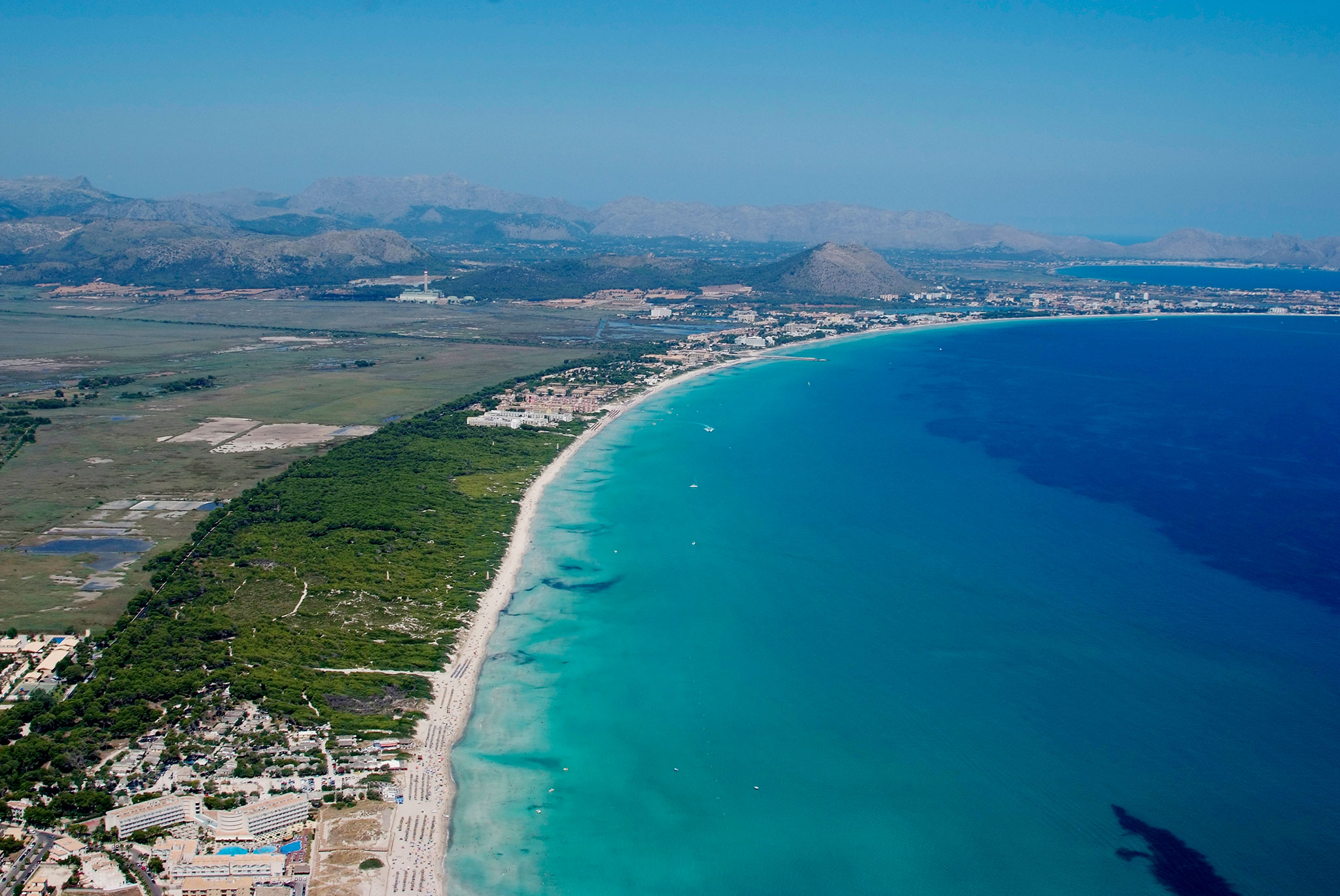 https://mdw-travel-data-us-east-1.s3.amazonaws.com/img/country/Spain/Playa-de-Muro-Beach/img_04.jpg