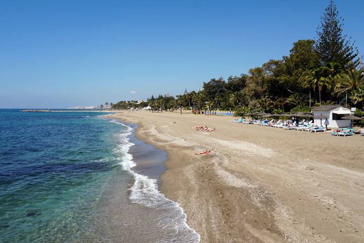 https://mdw-travel-data-us-east-1.s3.amazonaws.com/img/country/Spain/Playa-de-Nagueles/img_02.jpg
