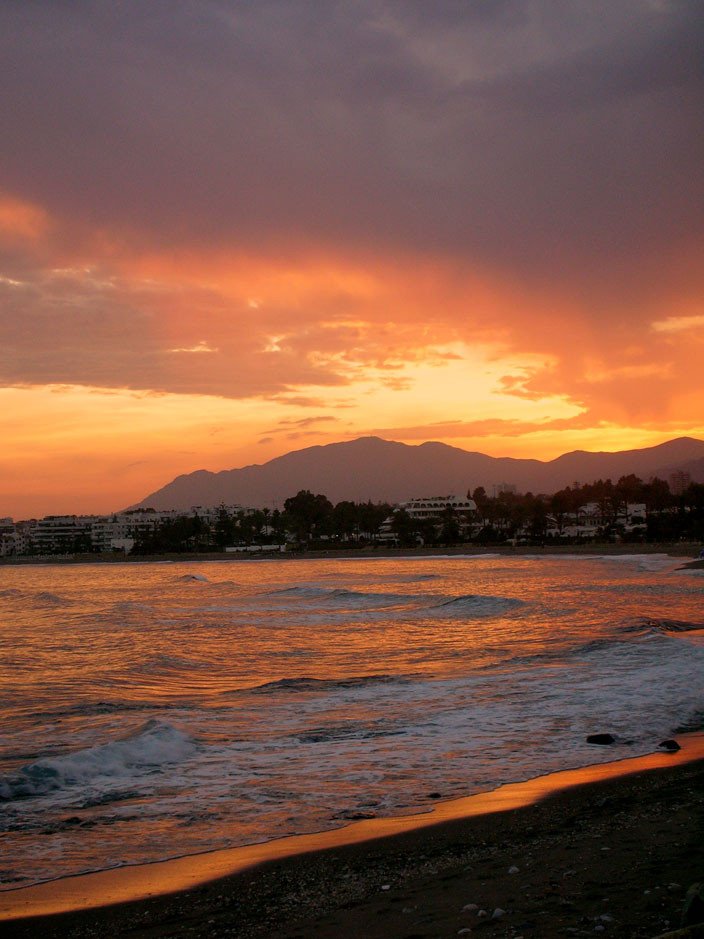 https://mdw-travel-data-us-east-1.s3.amazonaws.com/img/country/Spain/Playa-de-Nagueles/img_05.jpg
