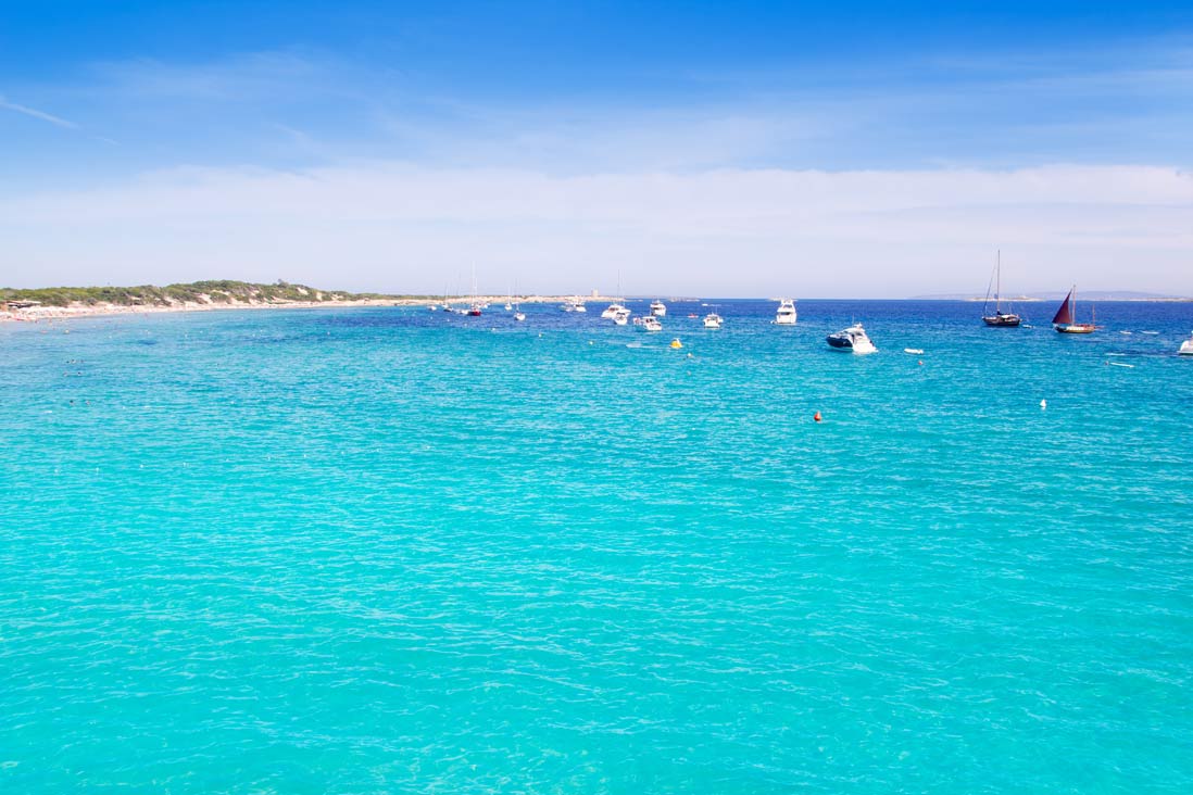 https://mdw-travel-data-us-east-1.s3.amazonaws.com/img/country/Spain/Playa-de-Ses-Salines/img_01.jpg