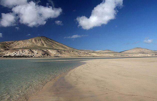 https://mdw-travel-data-us-east-1.s3.amazonaws.com/img/country/Spain/Playa-de-Sotavento/img_02.jpg