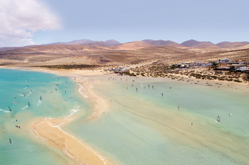 https://mdw-travel-data-us-east-1.s3.amazonaws.com/img/country/Spain/Playa-de-Sotavento/img_04.jpg
