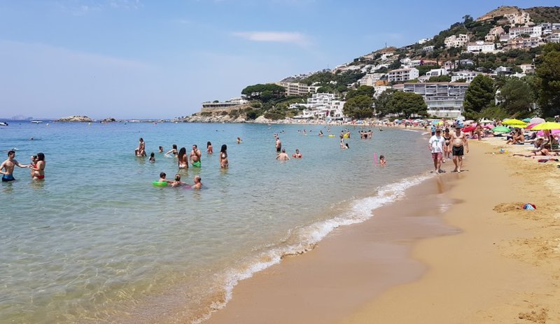 https://mdw-travel-data-us-east-1.s3.amazonaws.com/img/country/Spain/Playa-de-la-Almadraba/img_01.jpg