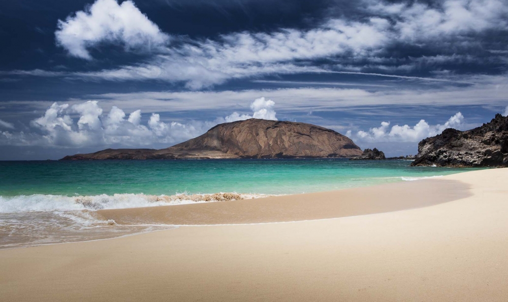 https://mdw-travel-data-us-east-1.s3.amazonaws.com/img/country/Spain/Playa-de-la-Concha/img_01.jpg