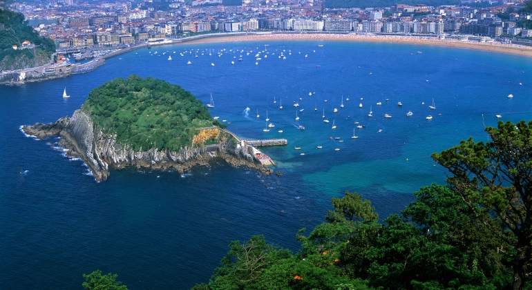 https://mdw-travel-data-us-east-1.s3.amazonaws.com/img/country/Spain/Playa-de-la-Concha/img_02.jpg