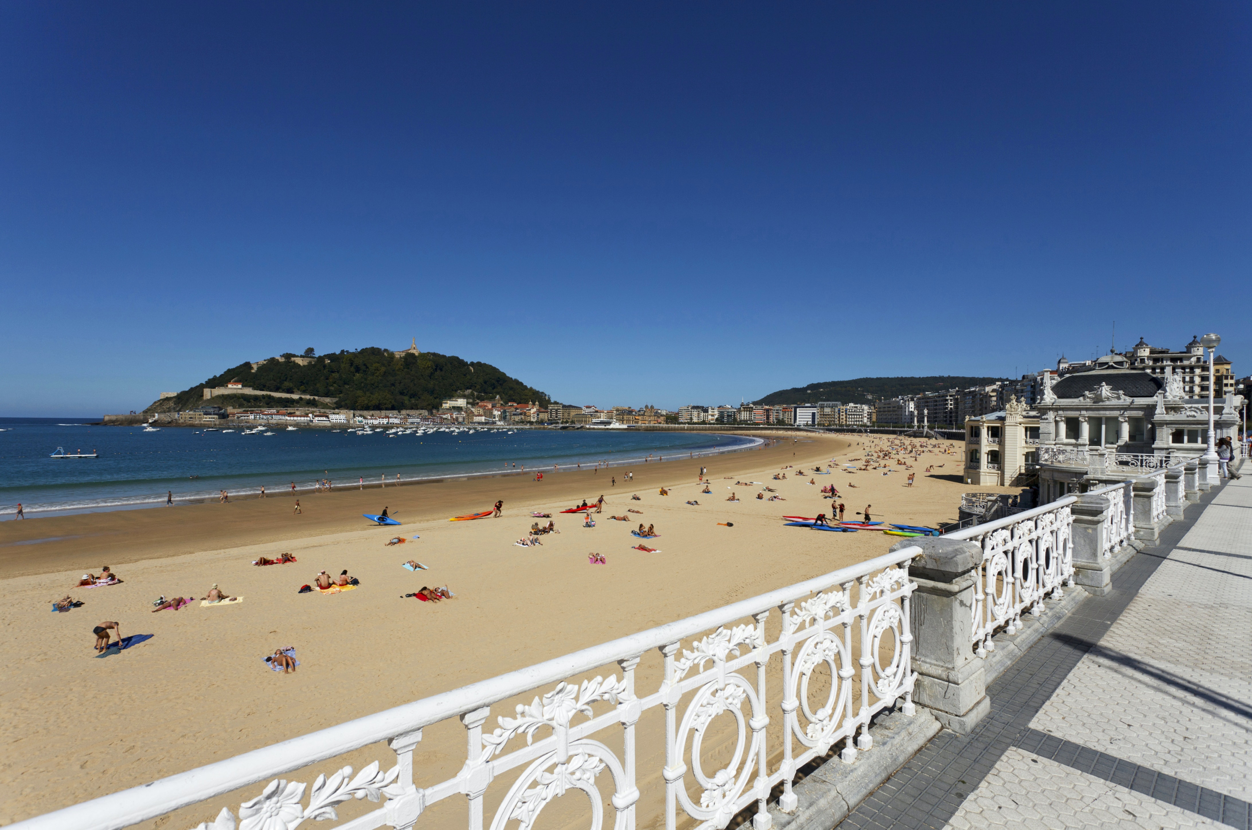 https://mdw-travel-data-us-east-1.s3.amazonaws.com/img/country/Spain/Playa-de-la-Concha/img_03.jpg