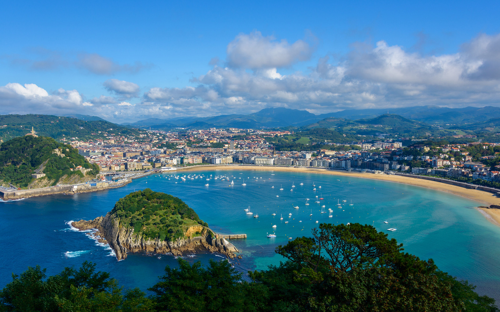 https://mdw-travel-data-us-east-1.s3.amazonaws.com/img/country/Spain/Playa-de-la-Concha/img_04.jpg