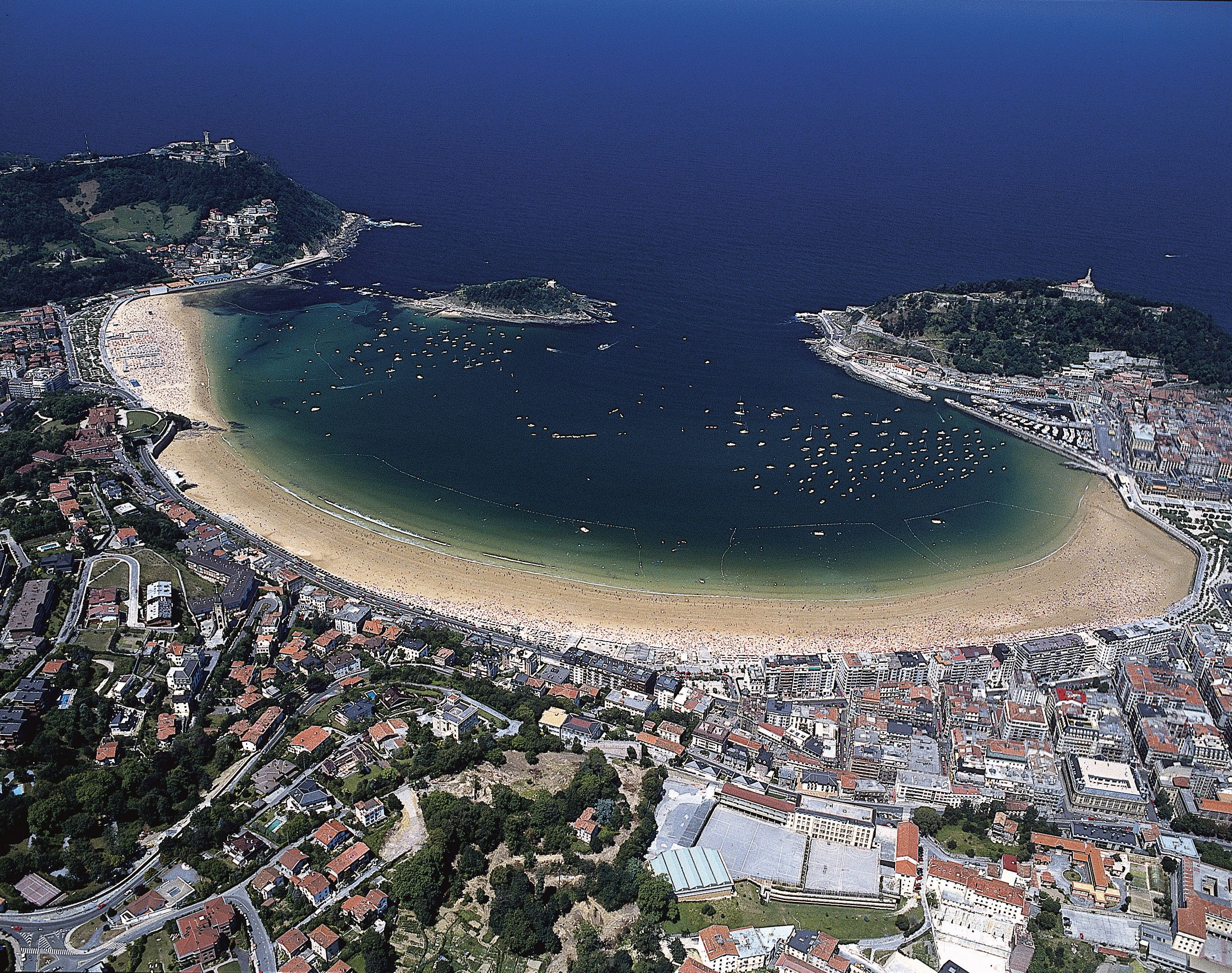 https://mdw-travel-data-us-east-1.s3.amazonaws.com/img/country/Spain/Playa-de-la-Concha/img_05.jpg