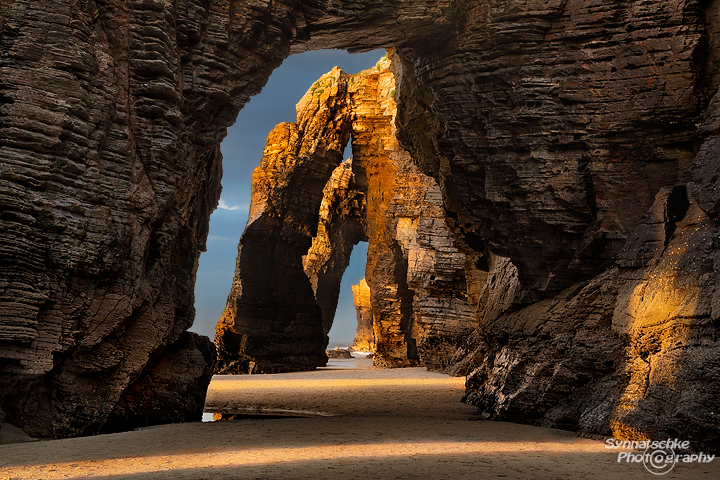 https://mdw-travel-data-us-east-1.s3.amazonaws.com/img/country/Spain/Playa-de-las-Catedrales/img_01.jpg