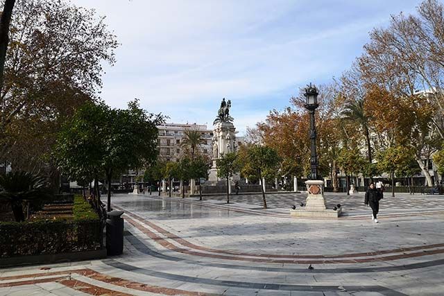 https://mdw-travel-data-us-east-1.s3.amazonaws.com/img/country/Spain/Plaza-Nueva/img_01.jpg