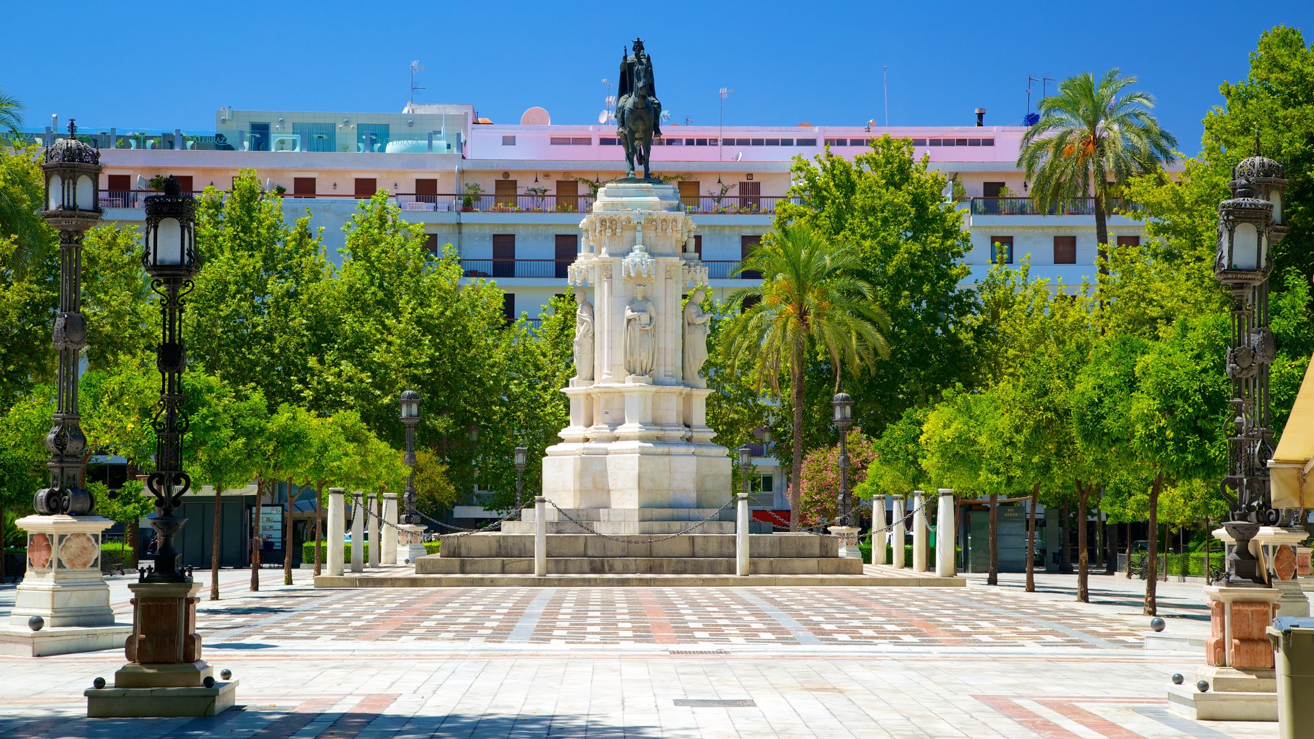 https://mdw-travel-data-us-east-1.s3.amazonaws.com/img/country/Spain/Plaza-Nueva/img_05.jpg