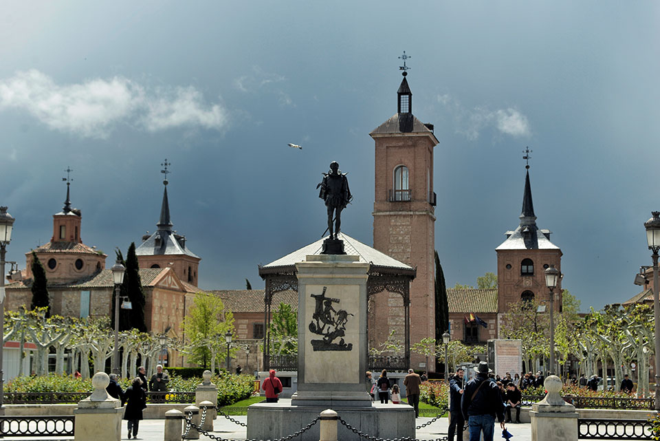 https://mdw-travel-data-us-east-1.s3.amazonaws.com/img/country/Spain/Plaza-de-Cervantes/img_00.jpg