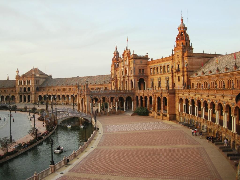 https://mdw-travel-data-us-east-1.s3.amazonaws.com/img/country/Spain/Plaza-de-Espana-Seville/img_03.jpg