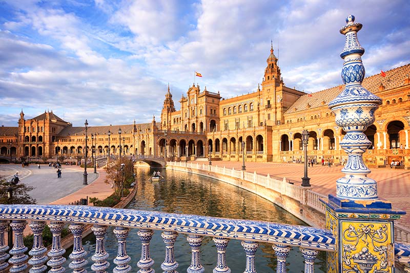 https://mdw-travel-data-us-east-1.s3.amazonaws.com/img/country/Spain/Plaza-de-Espana/img_00.jpg