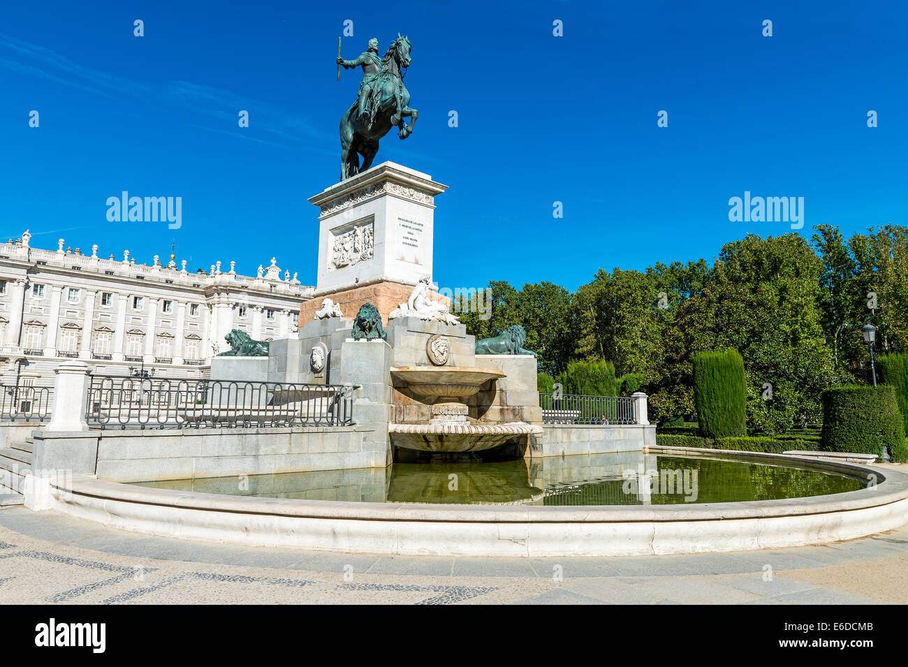 https://mdw-travel-data-us-east-1.s3.amazonaws.com/img/country/Spain/Plaza-de-Oriente/img_02.jpg