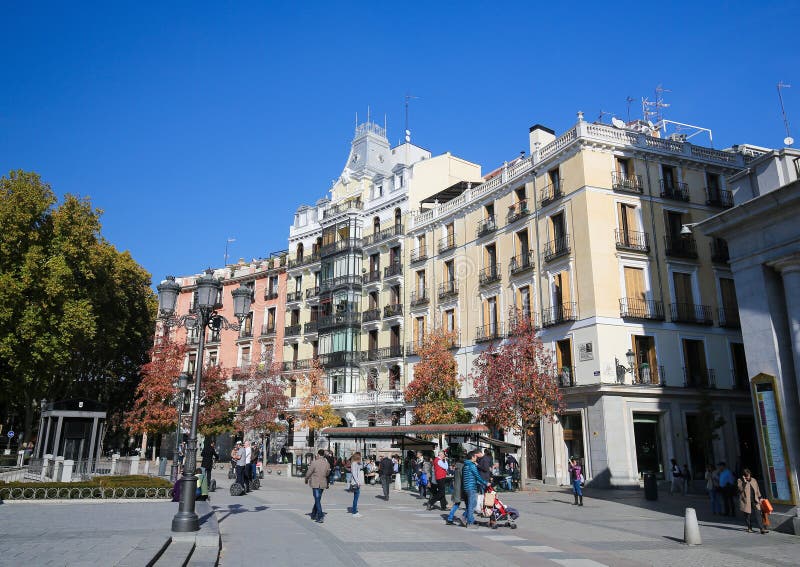 https://mdw-travel-data-us-east-1.s3.amazonaws.com/img/country/Spain/Plaza-de-Oriente/img_03.jpg