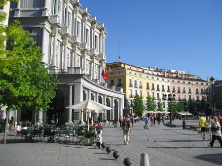 https://mdw-travel-data-us-east-1.s3.amazonaws.com/img/country/Spain/Plaza-de-Oriente/img_04.jpg