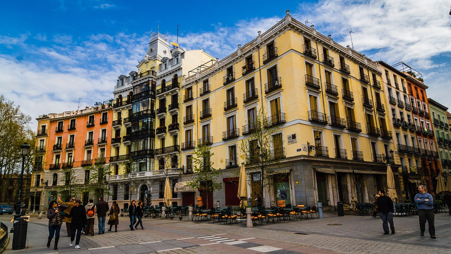 https://mdw-travel-data-us-east-1.s3.amazonaws.com/img/country/Spain/Plaza-de-Oriente/img_05.jpg