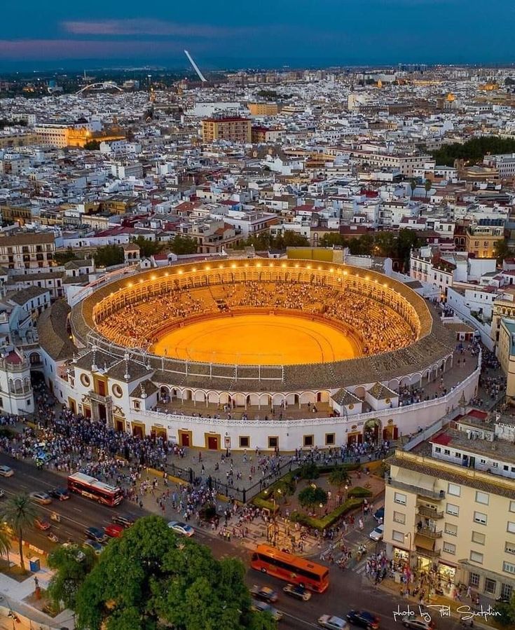 https://mdw-travel-data-us-east-1.s3.amazonaws.com/img/country/Spain/Plaza-de-Toros-de-la-Real-Maestranza/img_02.jpg