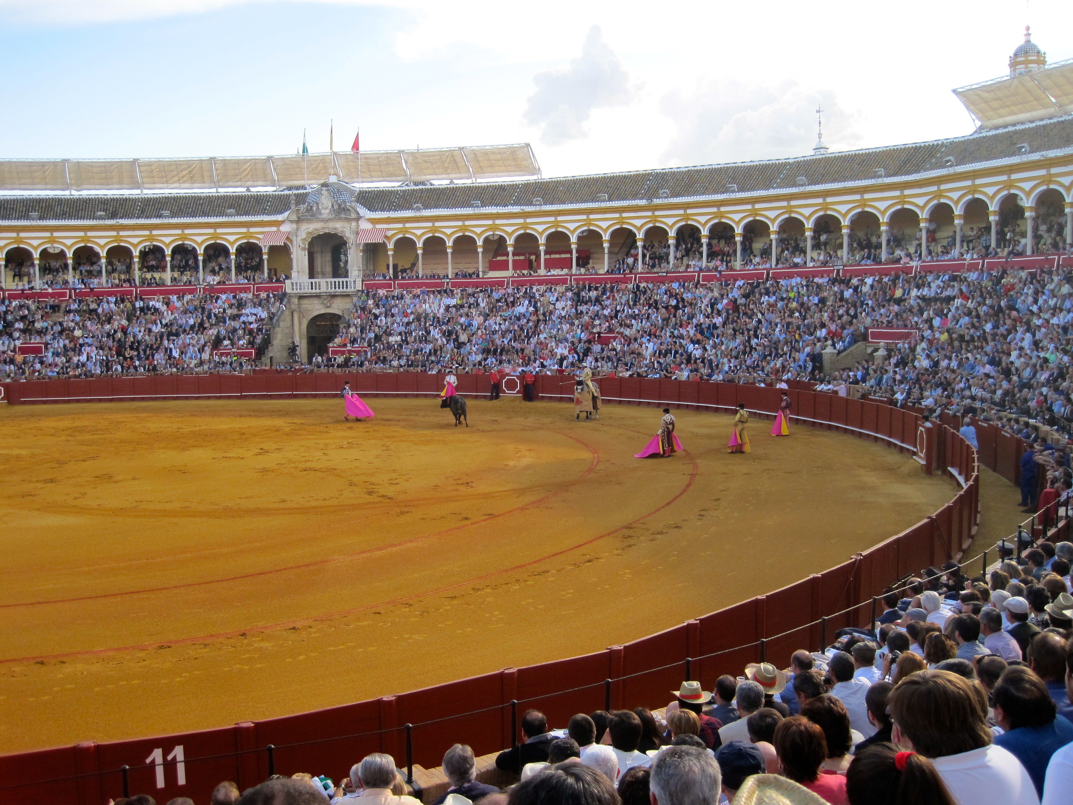 https://mdw-travel-data-us-east-1.s3.amazonaws.com/img/country/Spain/Plaza-de-Toros-de-la-Real-Maestranza/img_03.jpg