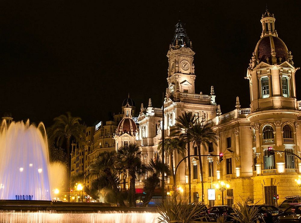 https://mdw-travel-data-us-east-1.s3.amazonaws.com/img/country/Spain/Plaza-del-Ayuntamiento/img_01.jpg