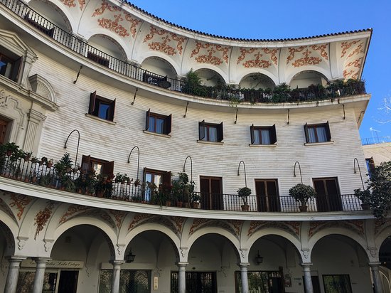 https://mdw-travel-data-us-east-1.s3.amazonaws.com/img/country/Spain/Plaza-del-Cabildo/img_00.jpg