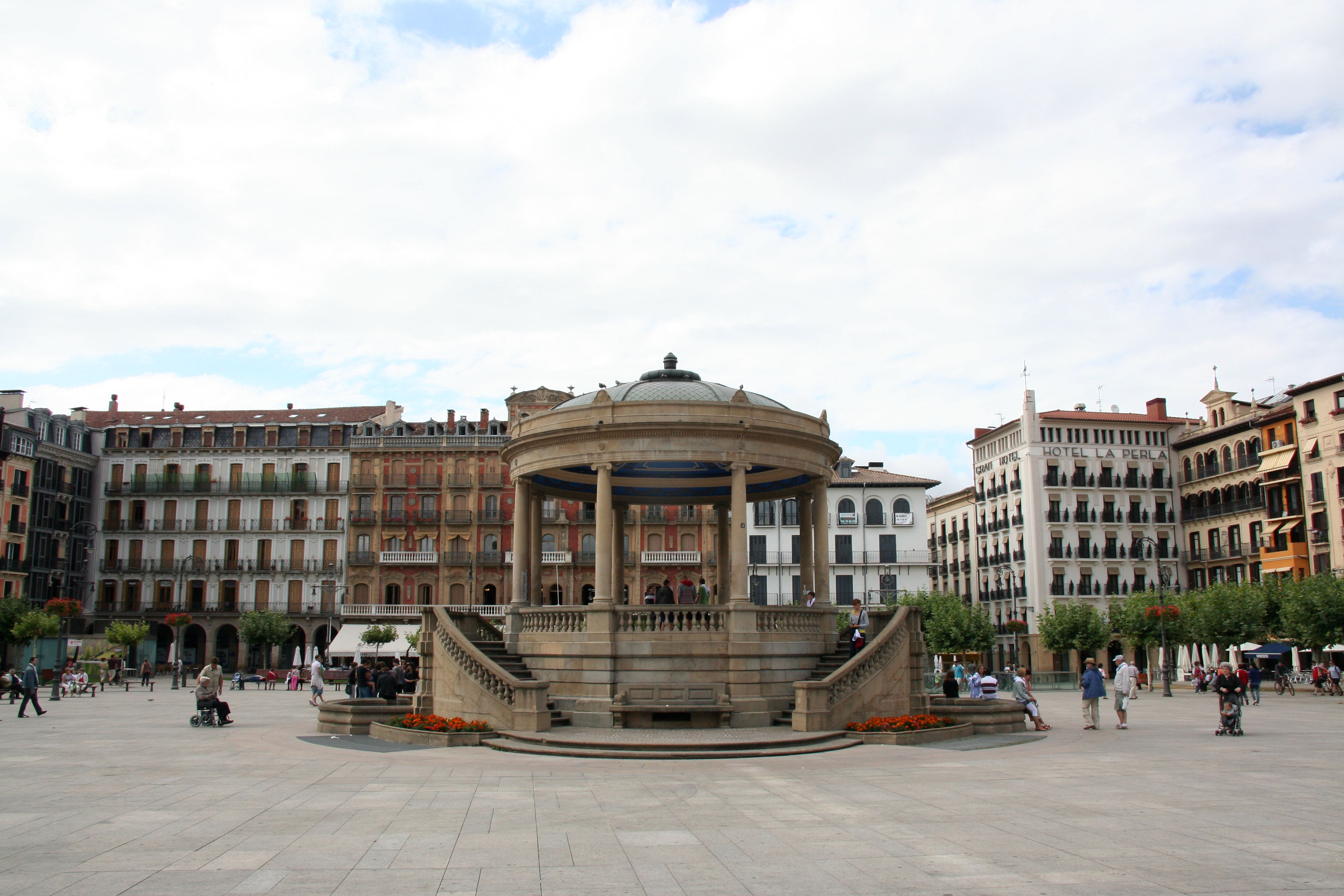 https://mdw-travel-data-us-east-1.s3.amazonaws.com/img/country/Spain/Plaza-del-Castillo/img_00.jpg