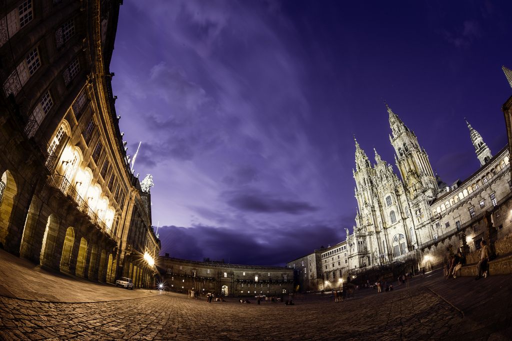 https://mdw-travel-data-us-east-1.s3.amazonaws.com/img/country/Spain/Plaza-del-Obradoiro/img_02.jpg