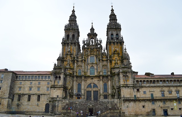 https://mdw-travel-data-us-east-1.s3.amazonaws.com/img/country/Spain/Plaza-del-Obradoiro/img_03.jpg