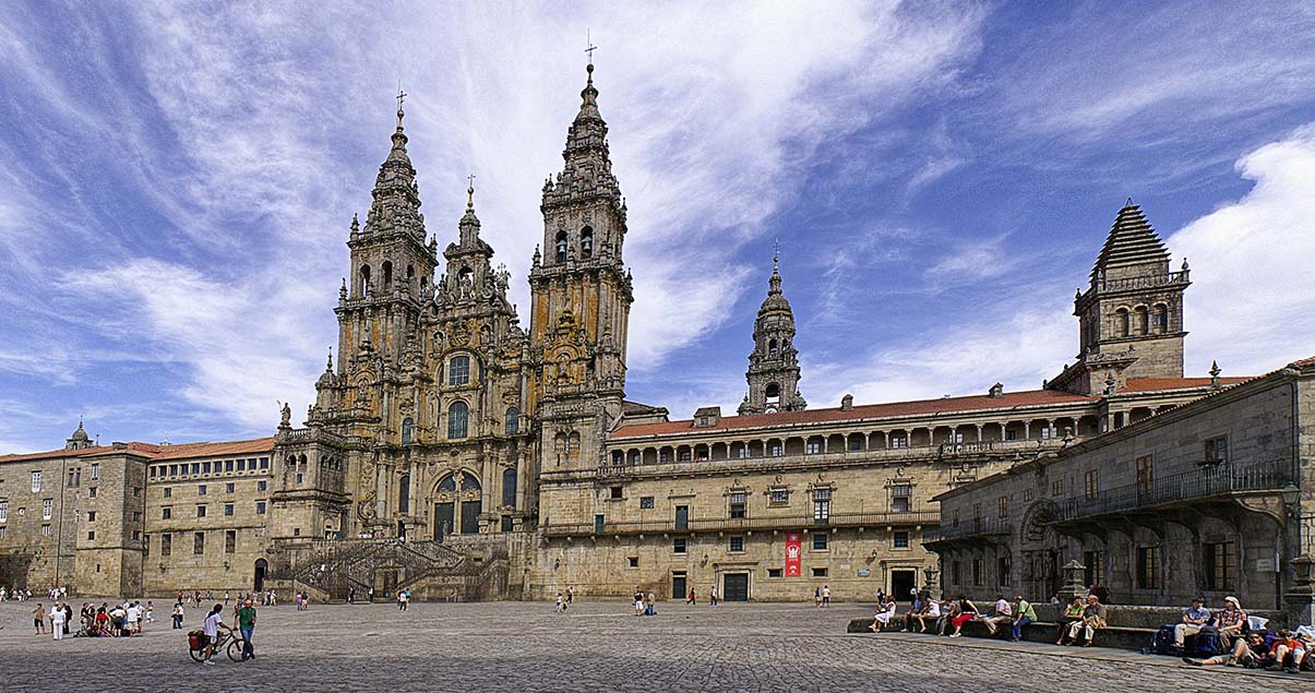 https://mdw-travel-data-us-east-1.s3.amazonaws.com/img/country/Spain/Plaza-del-Obradoiro/img_05.jpg