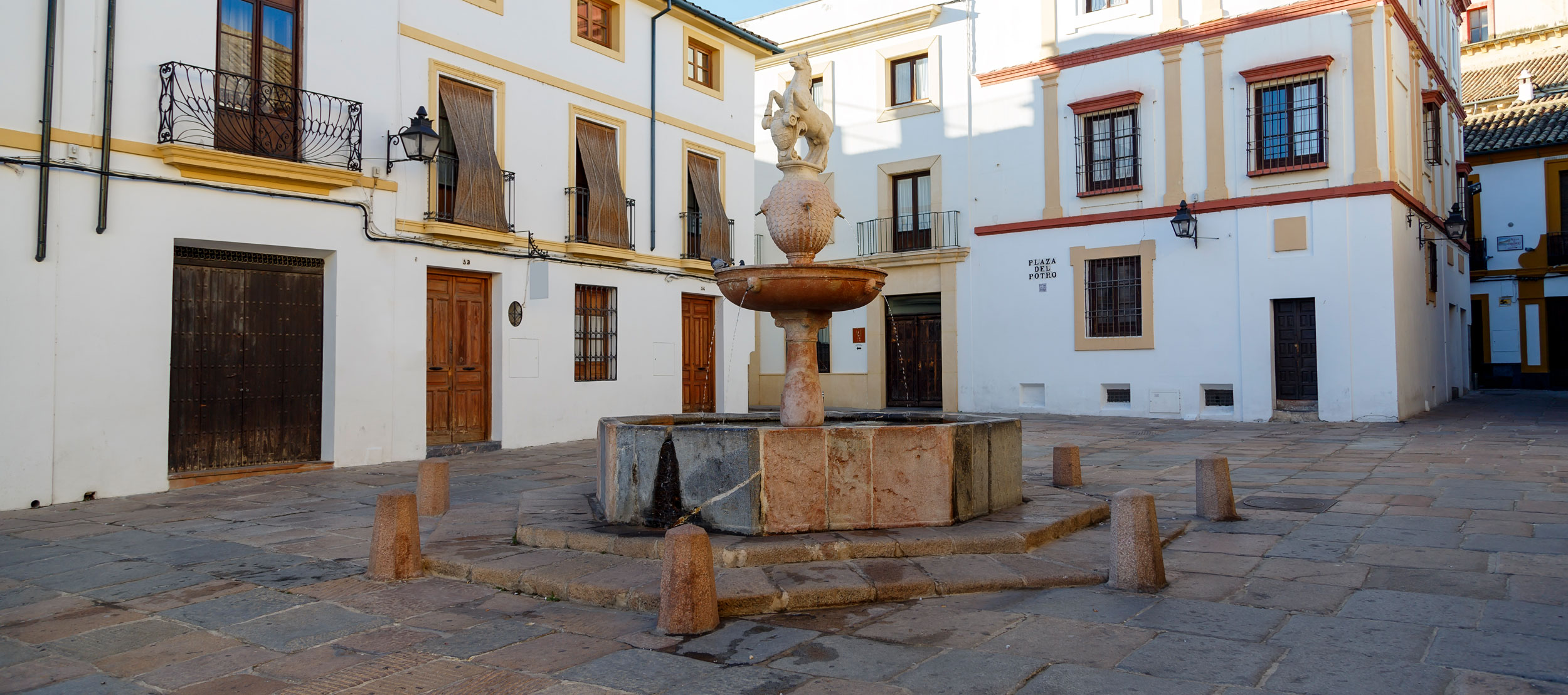 https://mdw-travel-data-us-east-1.s3.amazonaws.com/img/country/Spain/Plaza-del-Potro/img_01.jpg