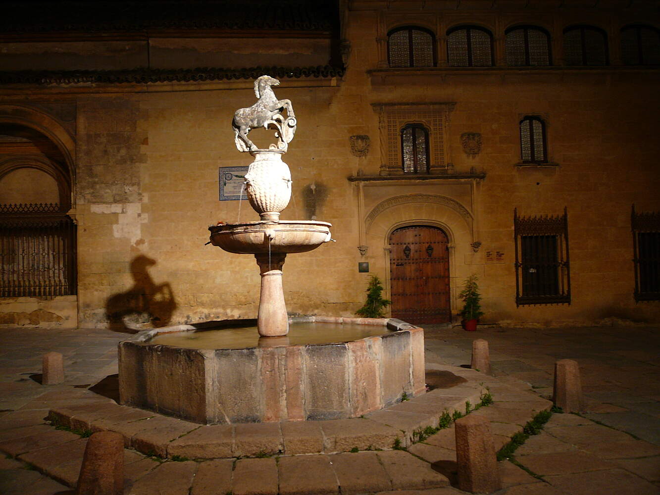 https://mdw-travel-data-us-east-1.s3.amazonaws.com/img/country/Spain/Plaza-del-Potro/img_04.jpg