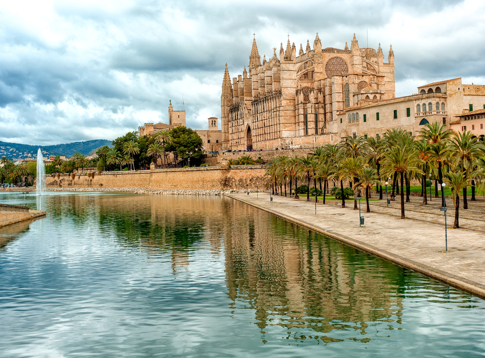 https://mdw-travel-data-us-east-1.s3.amazonaws.com/img/country/Spain/Port-of-Palma/img_02.jpg