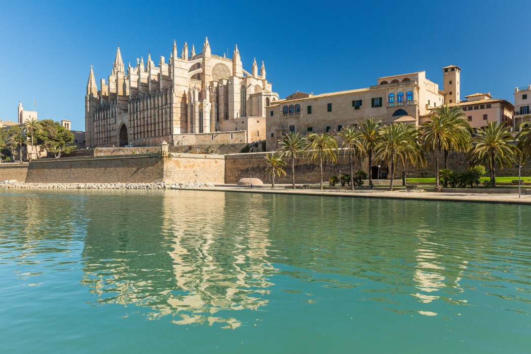 https://mdw-travel-data-us-east-1.s3.amazonaws.com/img/country/Spain/Port-of-Palma/img_03.jpg