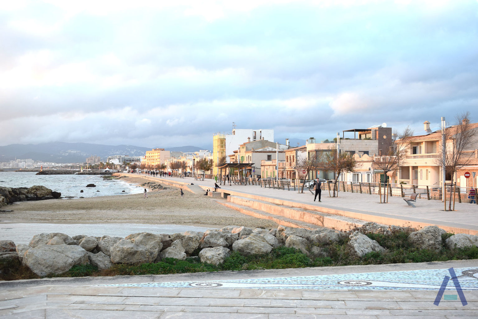 https://mdw-travel-data-us-east-1.s3.amazonaws.com/img/country/Spain/Portixol-Beach/img_02.jpg