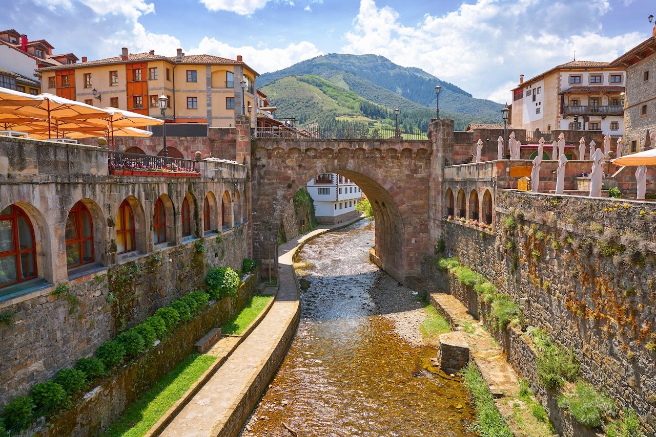 https://mdw-travel-data-us-east-1.s3.amazonaws.com/img/country/Spain/Potes-Old-Town/img_00.jpg