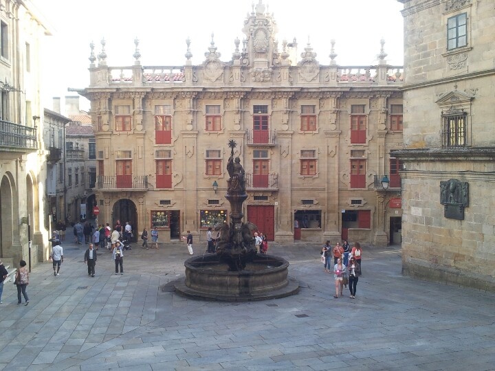 https://mdw-travel-data-us-east-1.s3.amazonaws.com/img/country/Spain/Praza-de-Platerias/img_04.jpg